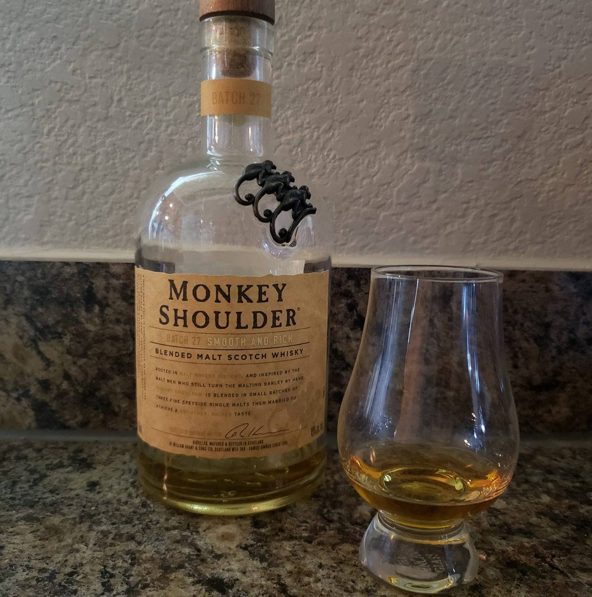 Næsten tom flaske af Monkey Shoulder Scotch Wallpaper
