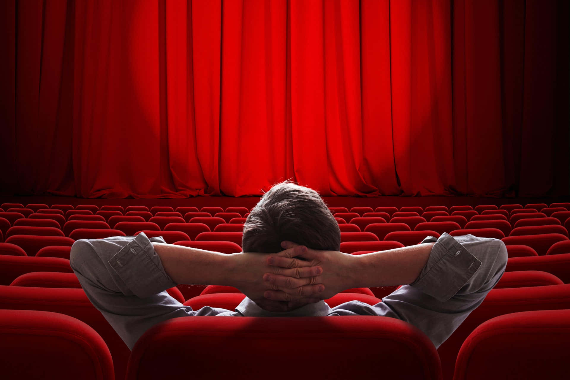 Я люблю и любима театр. Люди в театре. Зрители в зале. Зрители в театре. Люди сидят в театре.