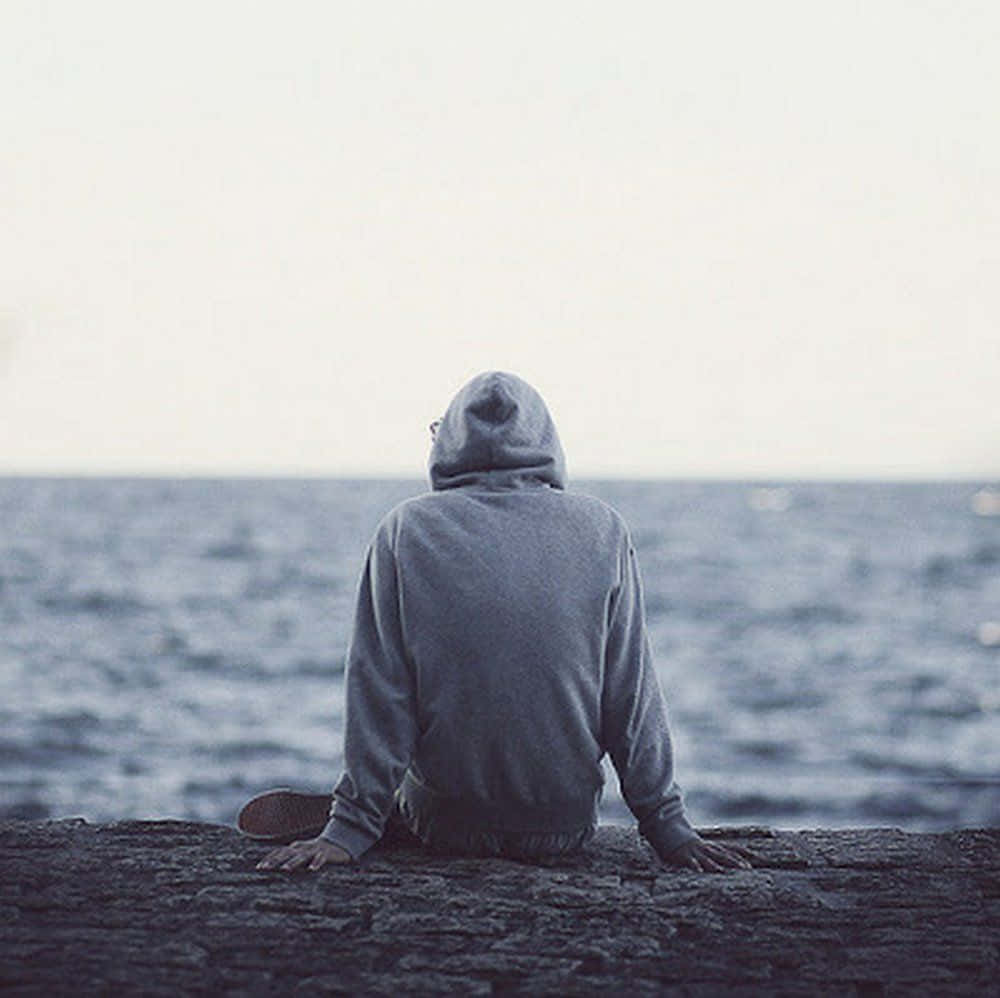 Bildvon Einem Traurigen Alleinigen Mann Am Strand