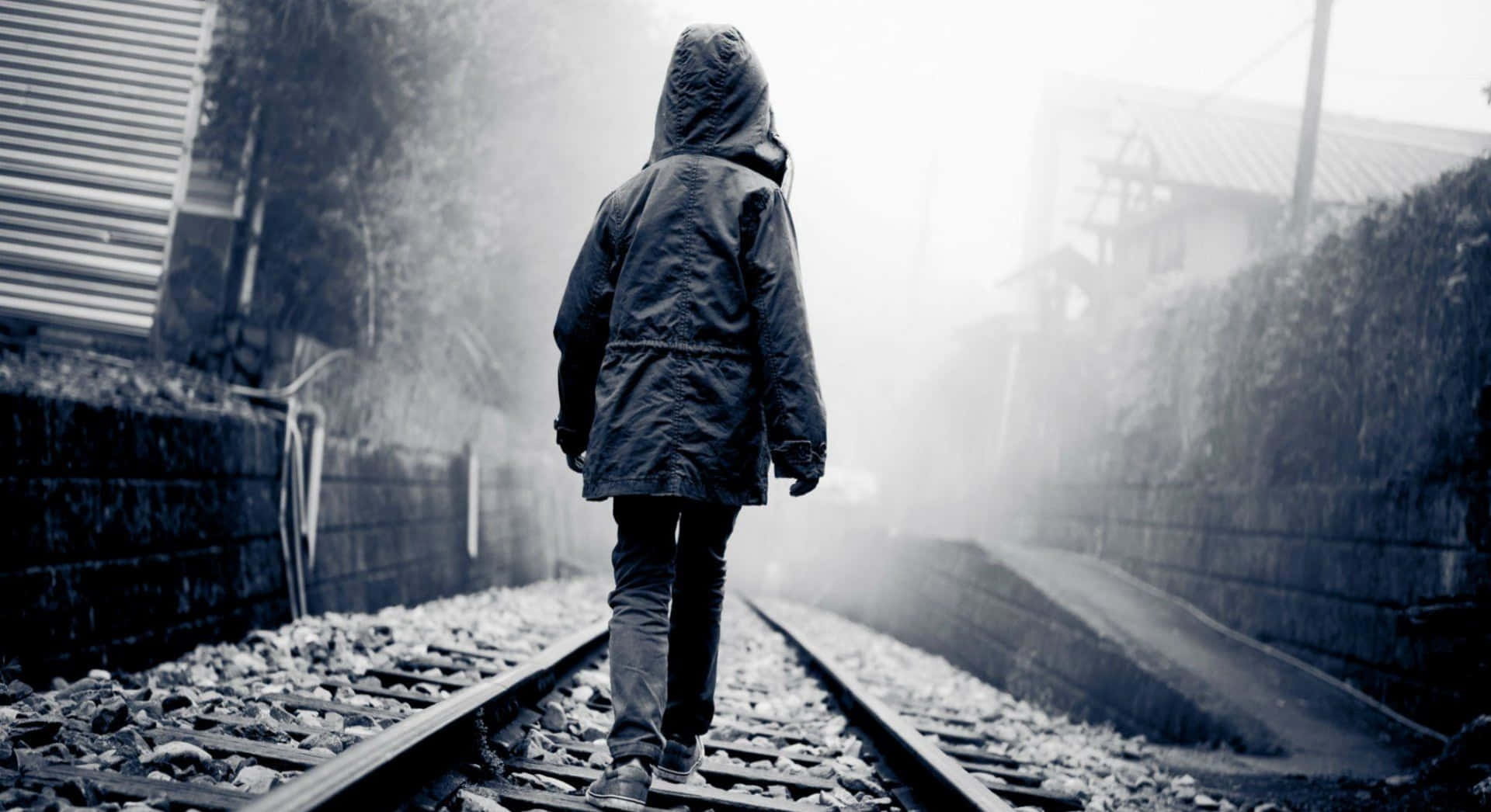 Imagende Un Niño Triste Y Solo Caminando En Las Vías Del Tren.