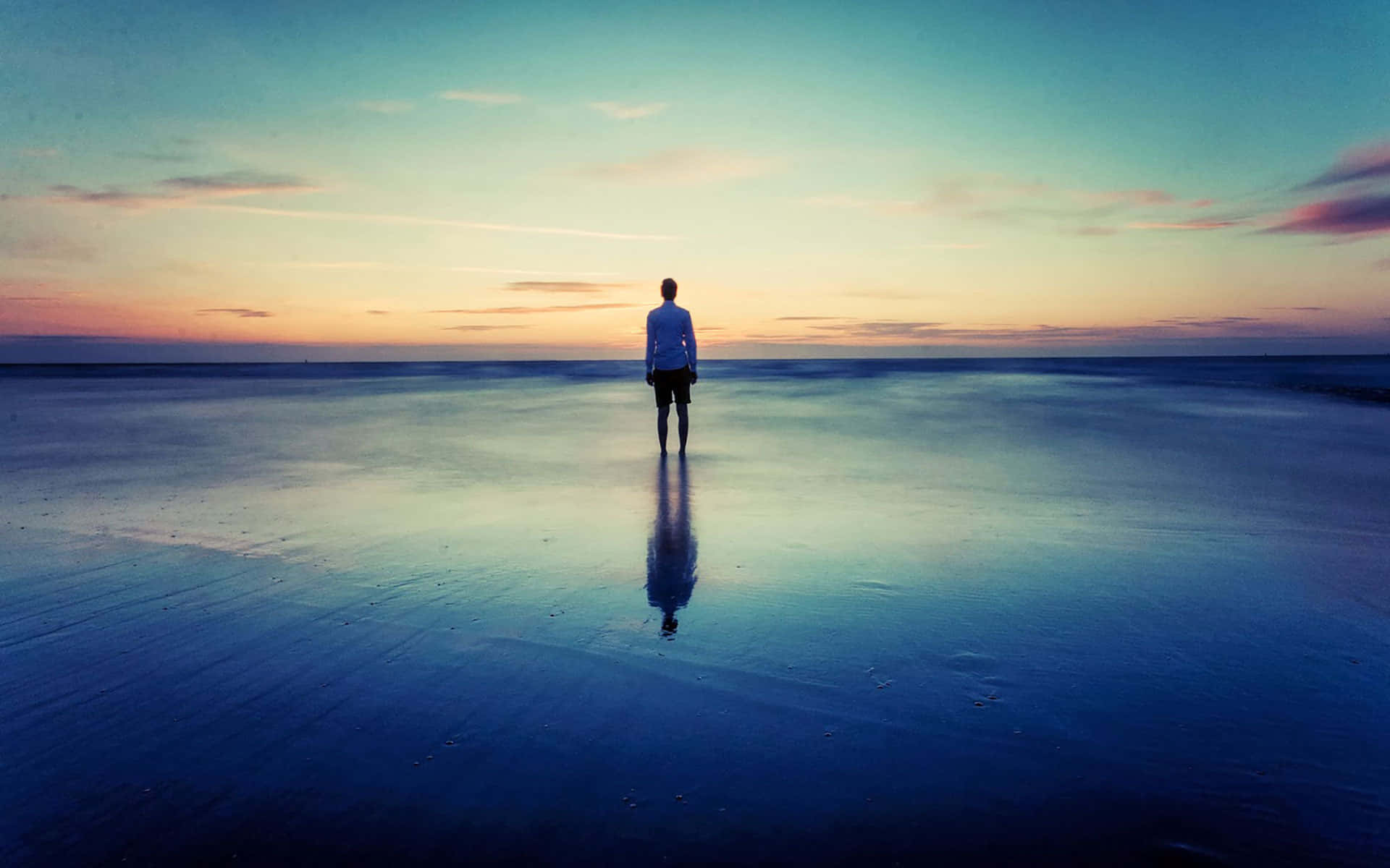 Ensammörk Man På Strand Landskapsbild