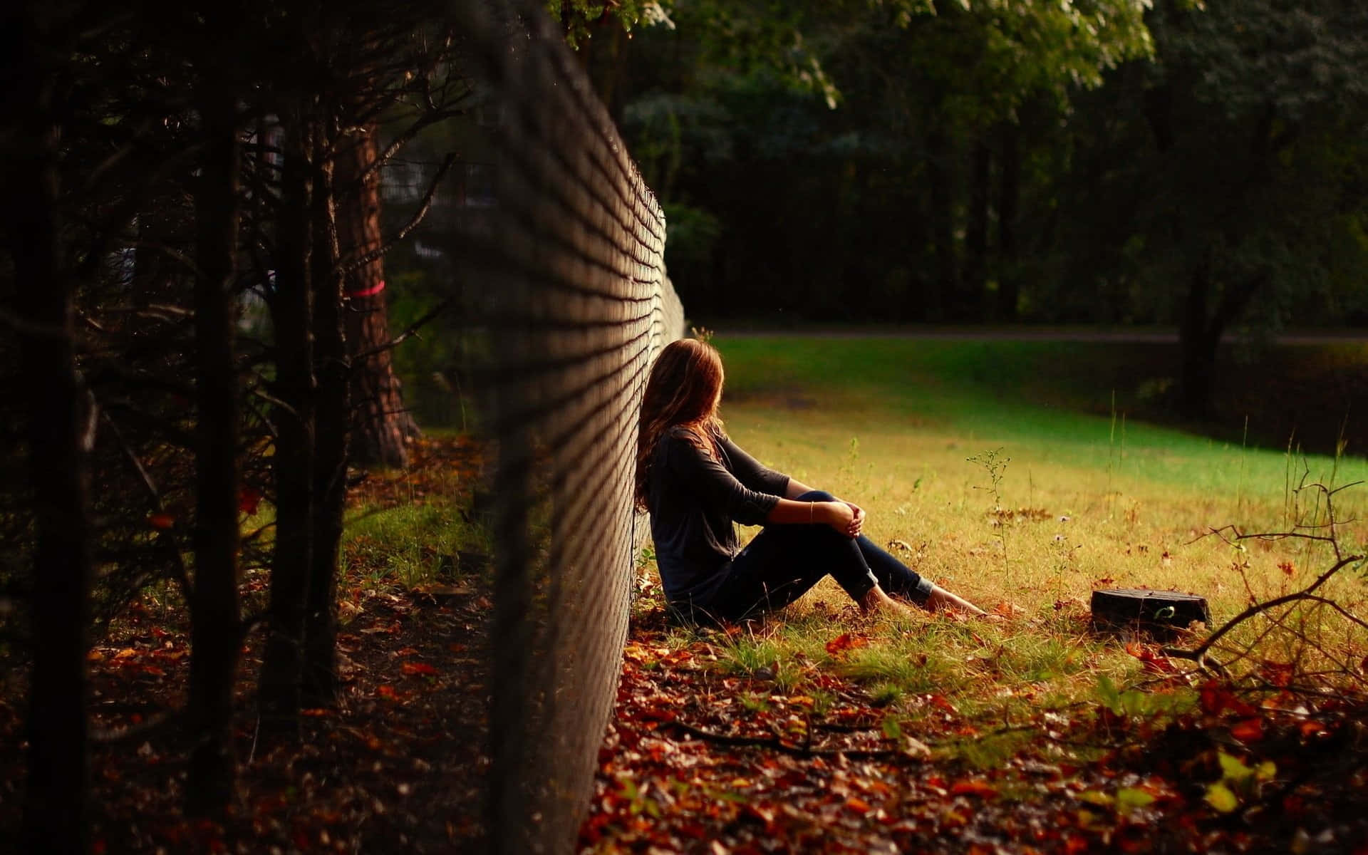 Alleinigesbild Eines Traurigen Mädchens Im Wald