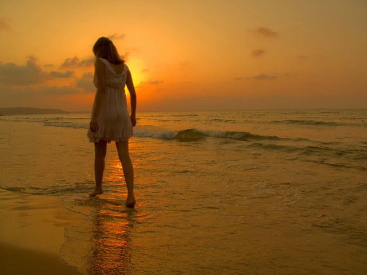 Fotode Uma Mulher Triste E Solitária Na Praia Ao Pôr Do Sol.