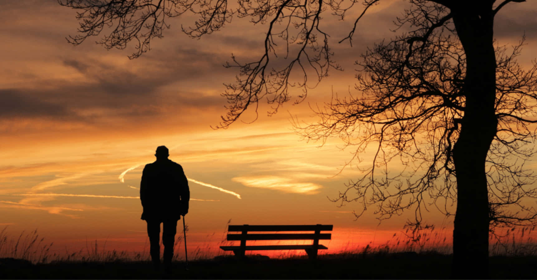 Einsamertrauriger Alter Mann Silhouette Sonnenuntergang Bild.
