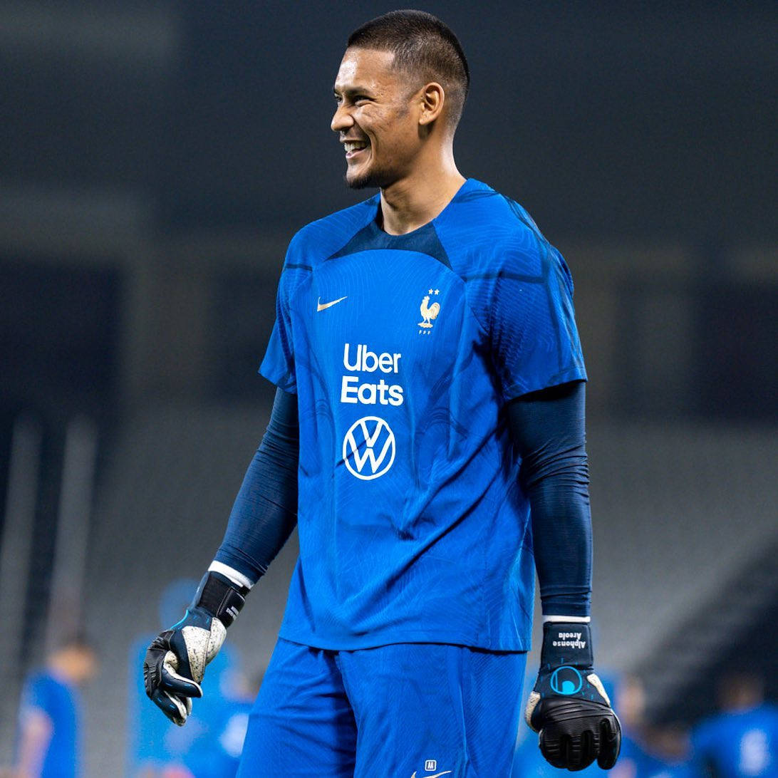 Alphonseareola Helblå Uniform - This Could Be A Potential Description For A Computer Or Mobile Wallpaper Featuring French Footballer Alphonse Areola In His Blue Uniform. Wallpaper