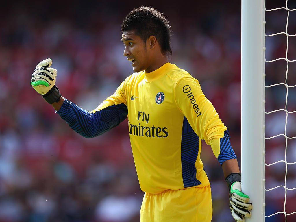 Alphonseareola Signalerar Sidosyn (this Can Be Used As A Caption For A Wallpaper Featuring A Side View Of Alphonse Areola, A French Professional Footballer.) Wallpaper