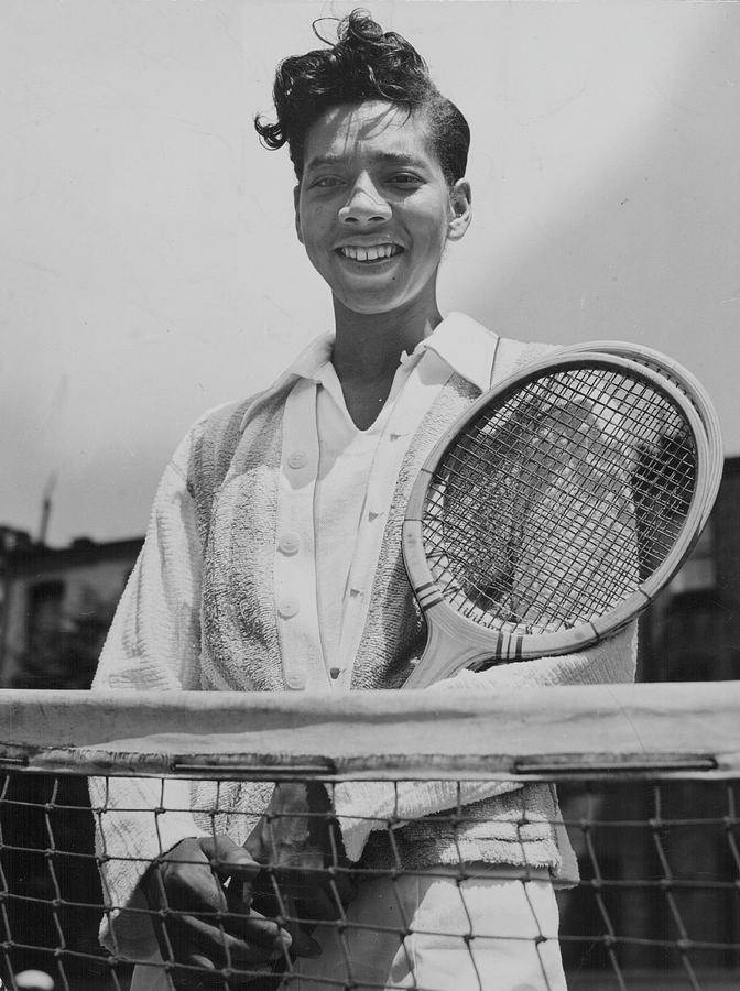 Altheagibson På Tennisplanen - (this Could Be Used As Wallpaper For A Computer Or Mobile Device, Featuring An Image Of Althea Gibson On A Tennis Court.) Wallpaper