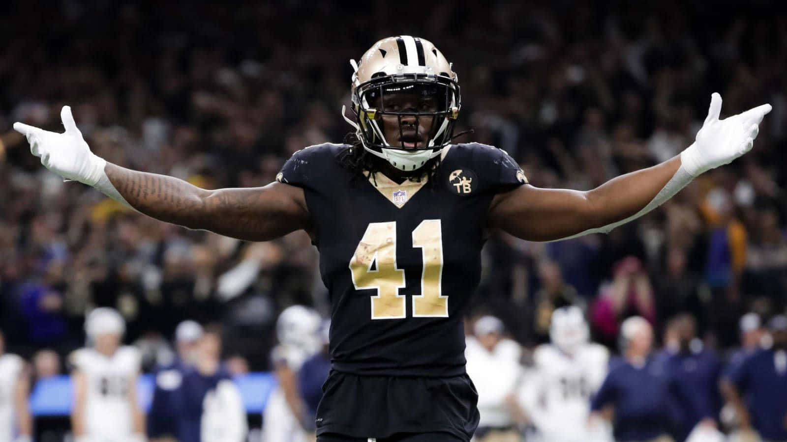 NFL running back Alvin Kamara takes off with the ball Wallpaper