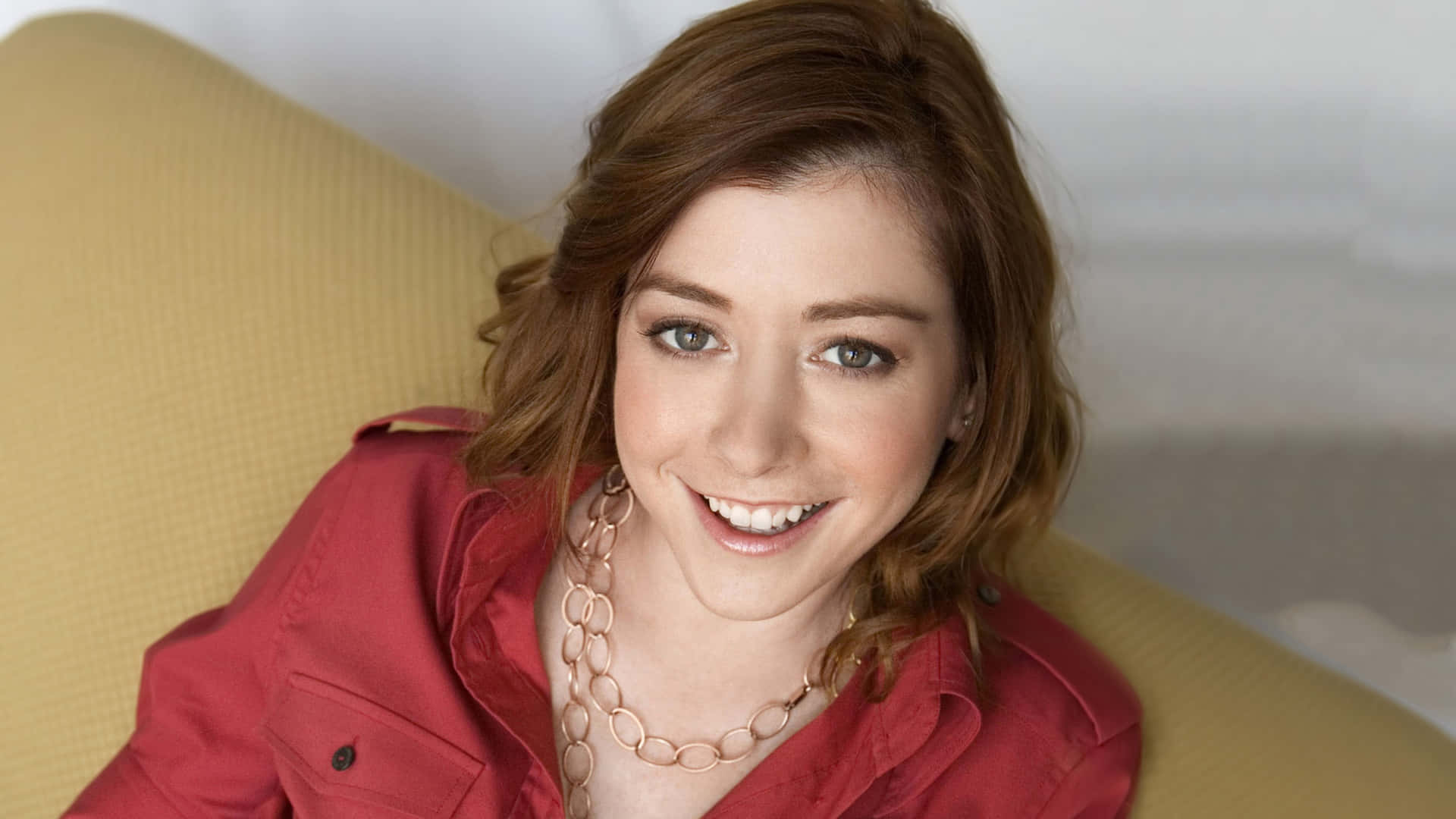 Alyson Hannigan Smiling Beautifully on a Red Carpet Event Wallpaper