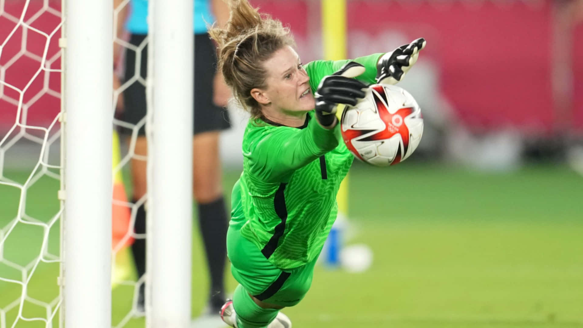 Alyssa Naeher In Actie Tijdens Een Voetbalwedstrijd Achtergrond