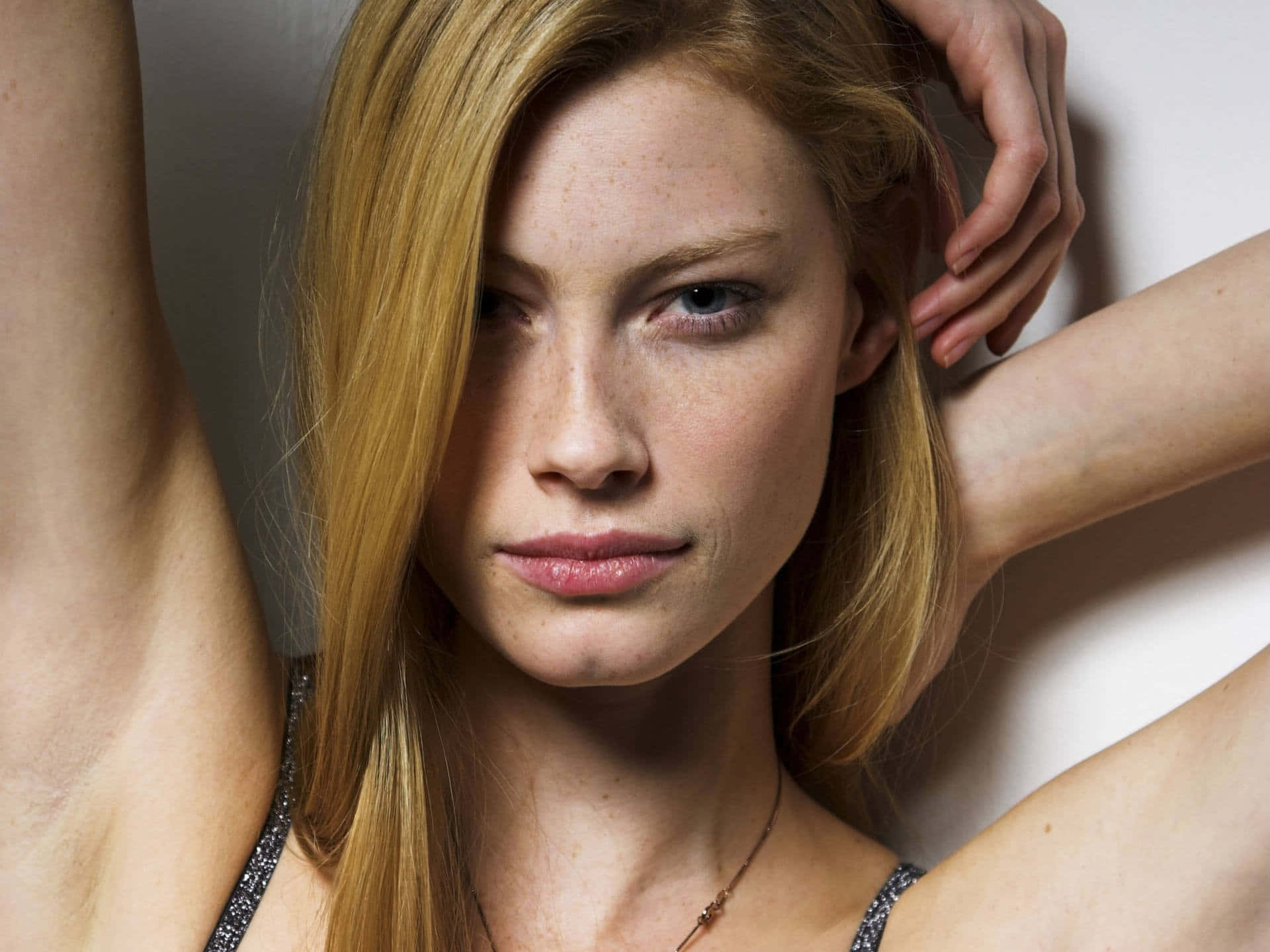 Alyssa Sutherland Intiem Portret Achtergrond