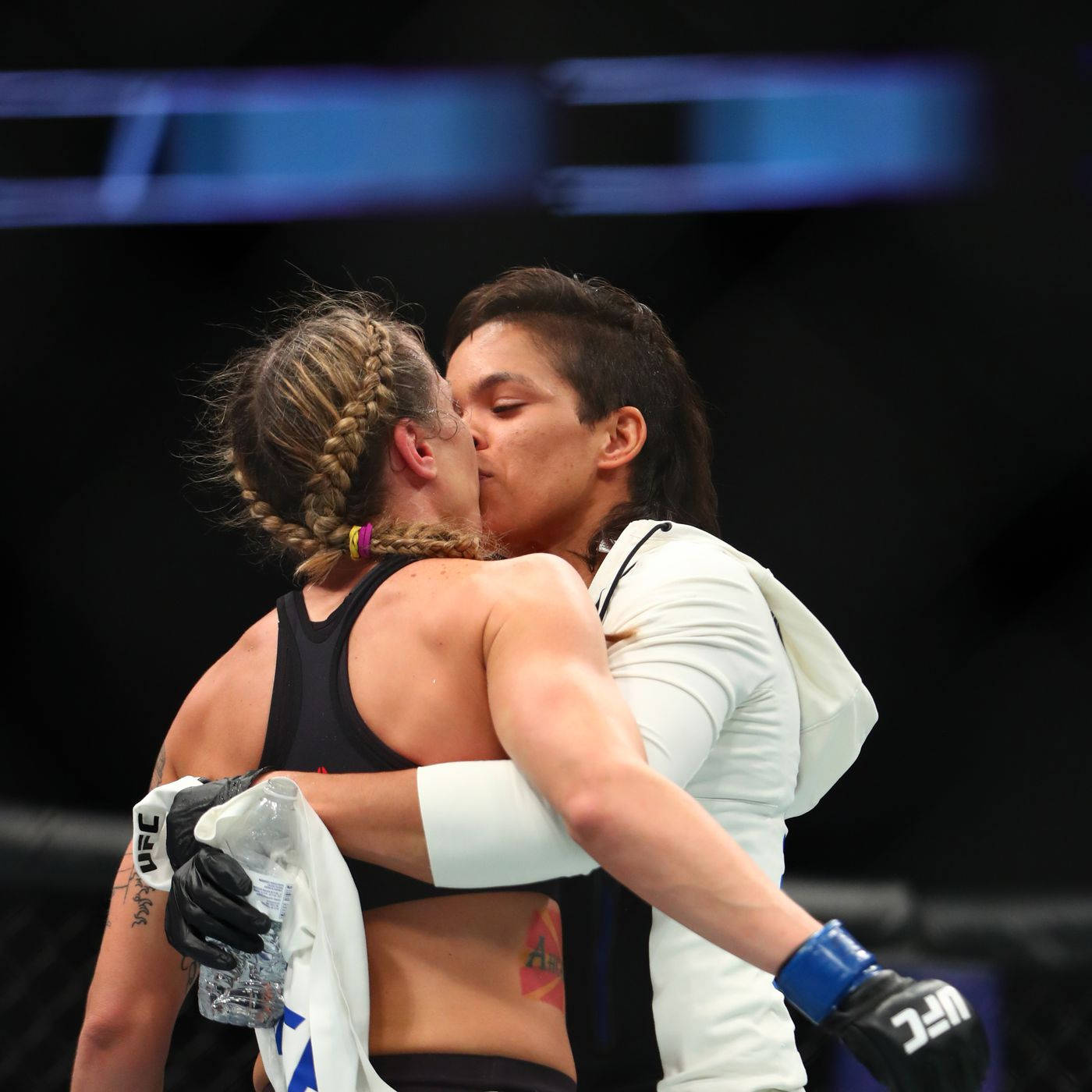Amanda Nunes kysser Nina Ansaroff efter UFC 239-sejren Wallpaper