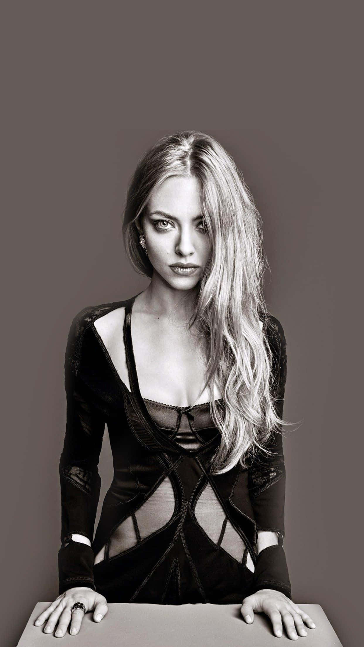 Amandaseyfried Si Concede Elegantemente In Un Meraviglioso Vestito