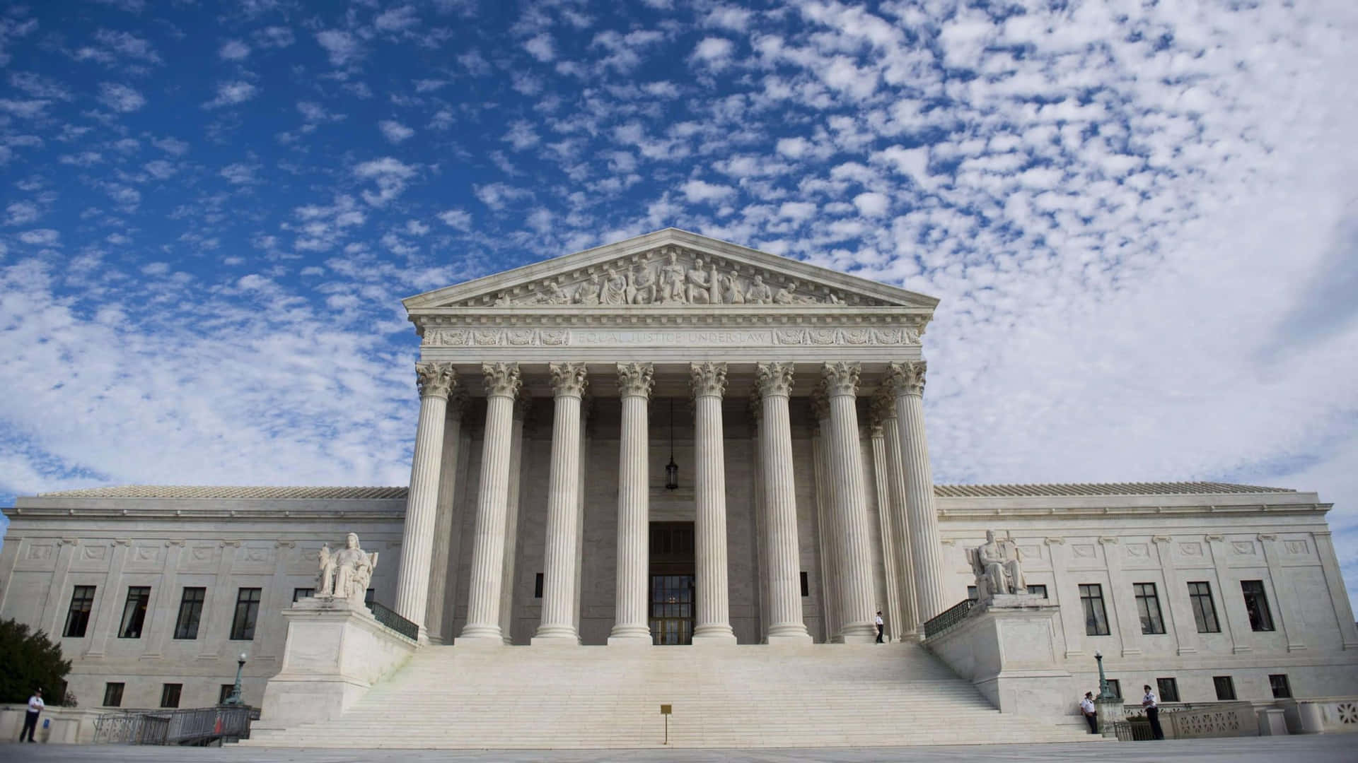 Increíbleformación De Nubes Sobre El Edificio De La Corte Suprema Fondo de pantalla