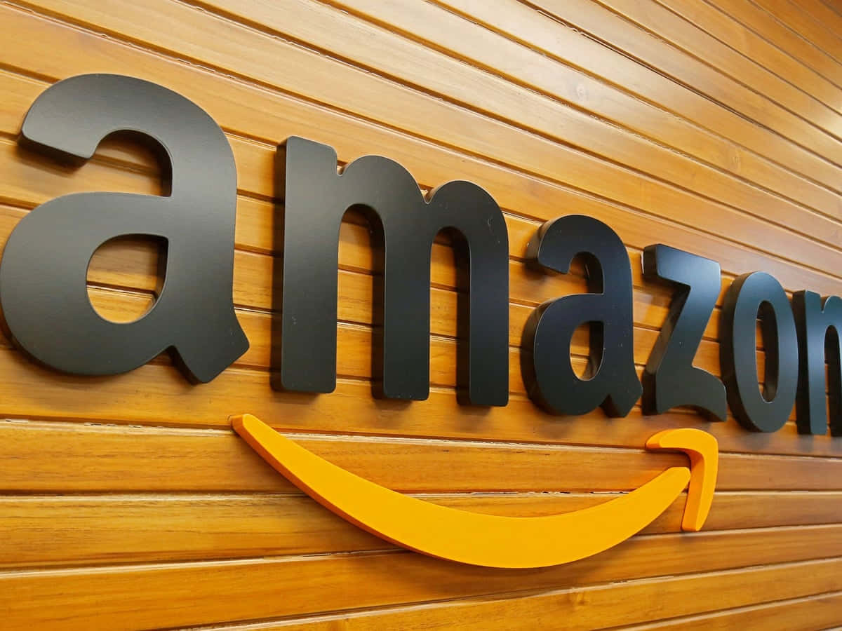 Logotipode Amazon Uk En Una Pared De Madera. Fondo de pantalla