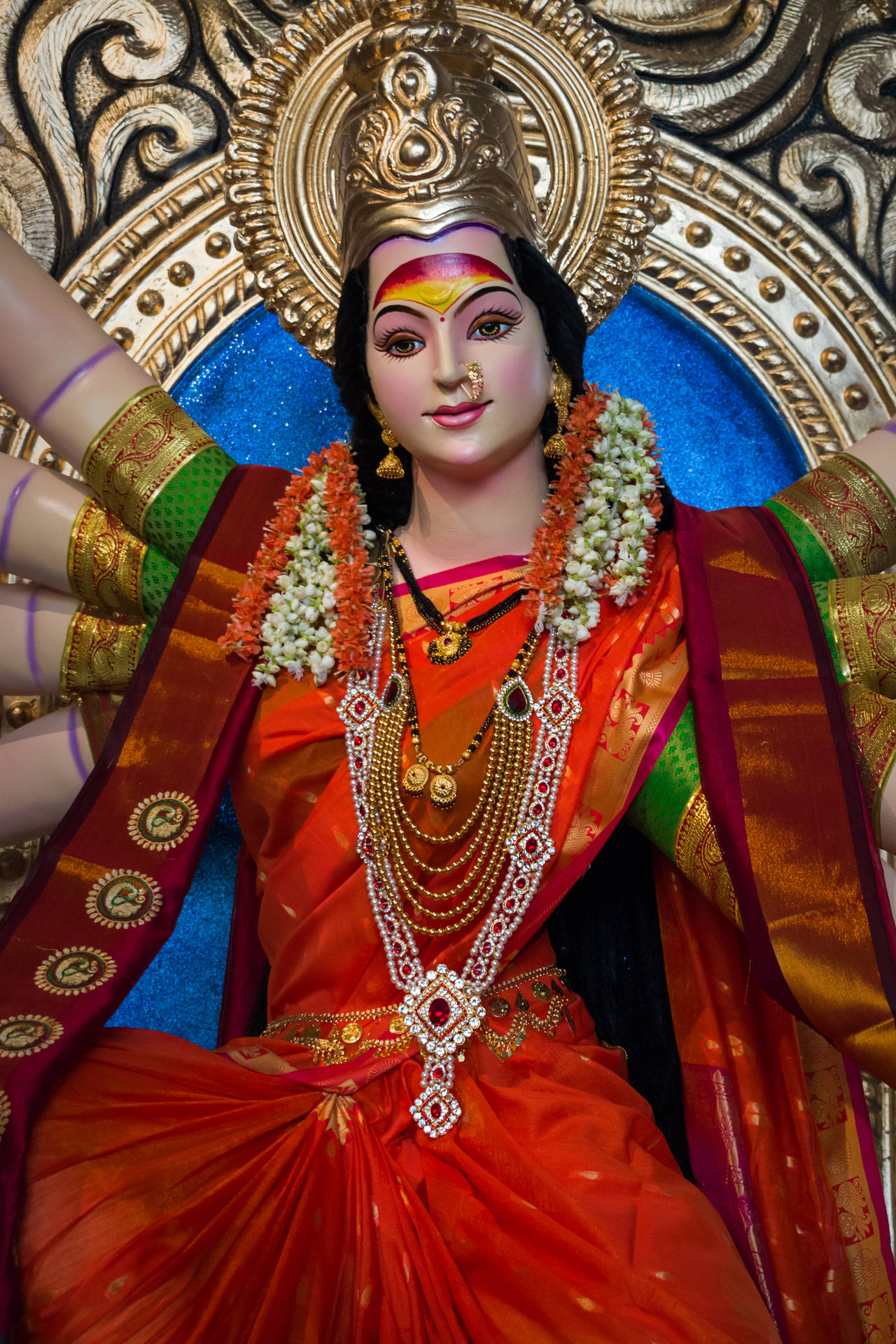 Ambe Maa i rød og guld sari Wallpaper