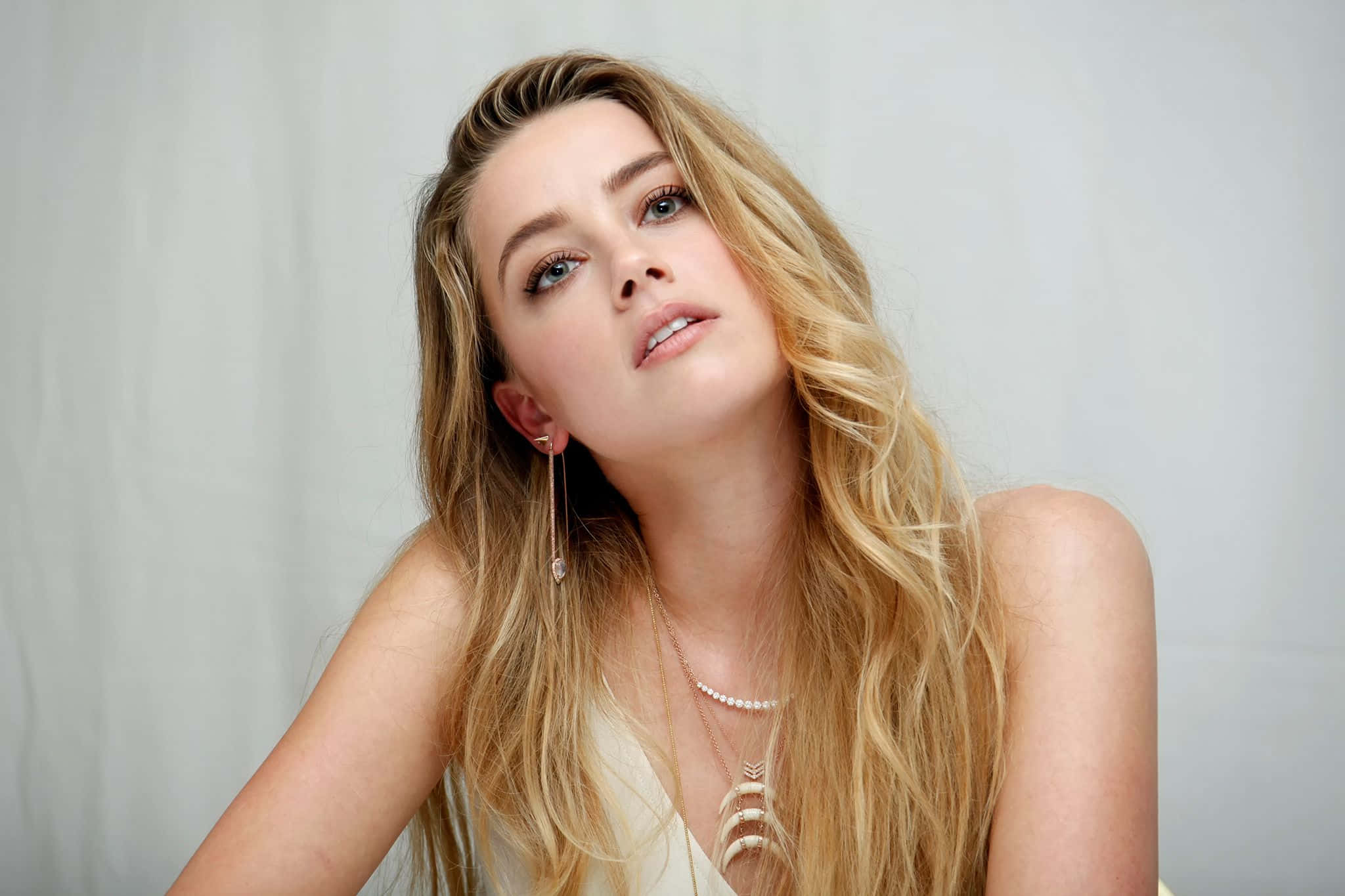 Hollywood Actress Amber Heard glittering in a photo shoot.