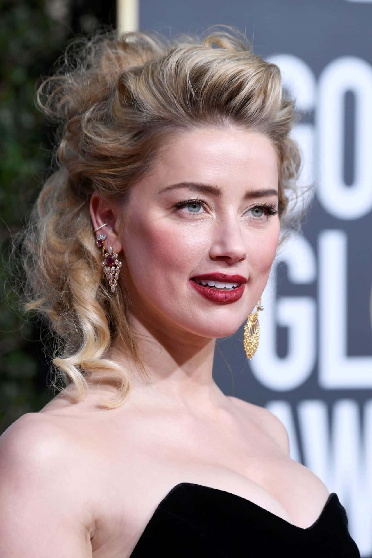 Actress Amber Heard poses on the red carpet.
