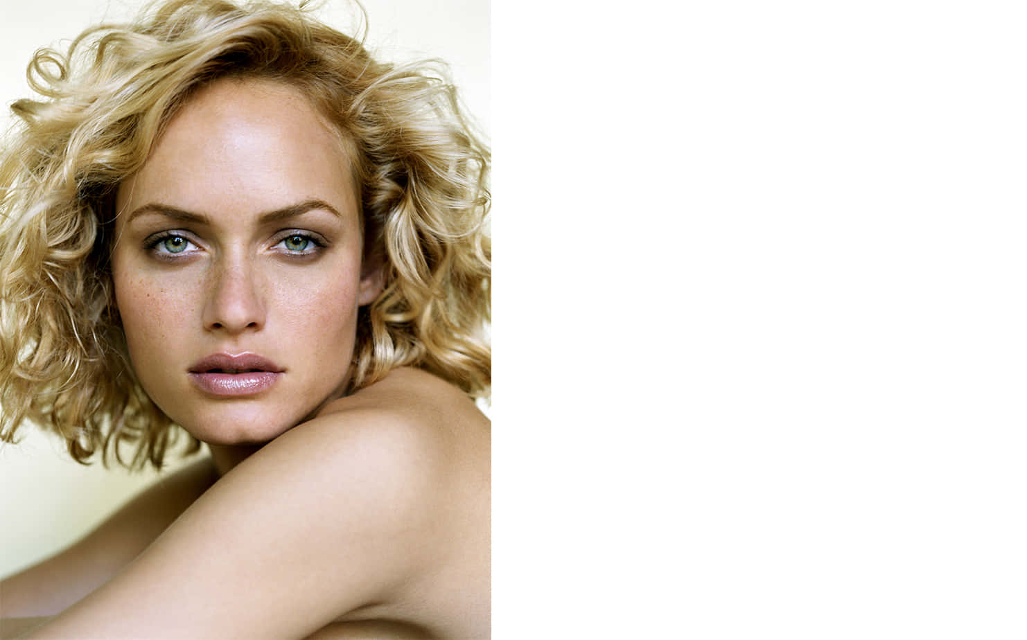 Amber Valletta Dazzles In High-end Fashion Look Wallpaper