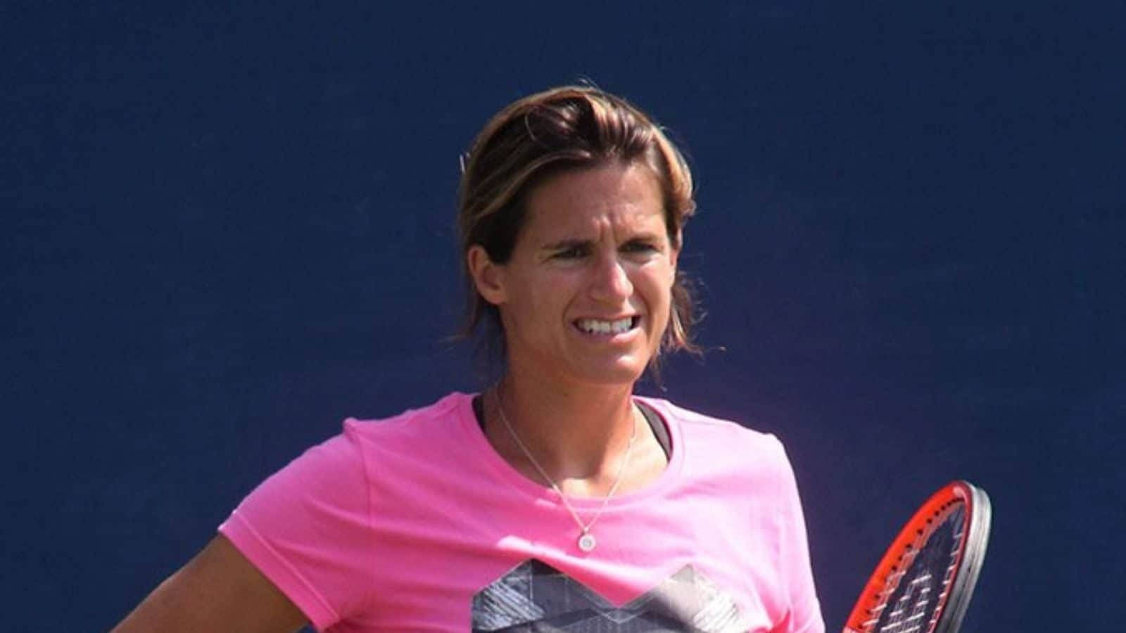 Amélie Mauresmo Looking At Opponent Wallpaper