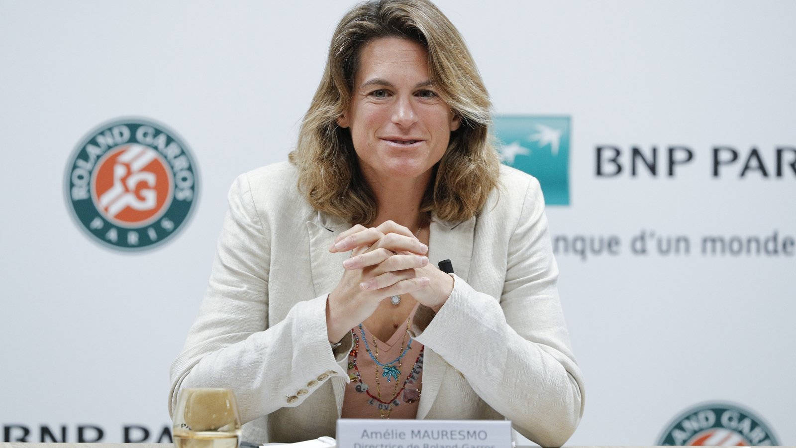 Amélie Mauresmo With Hands Clasped Wallpaper