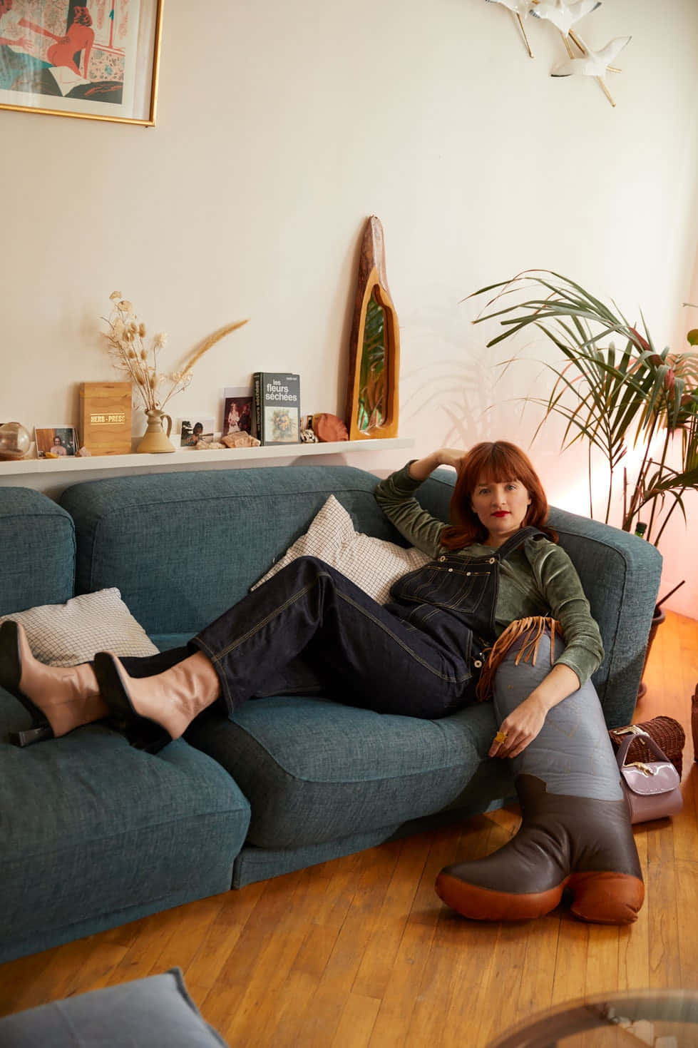 Améliepichard Posiert Auf Dem Sofa. Wallpaper