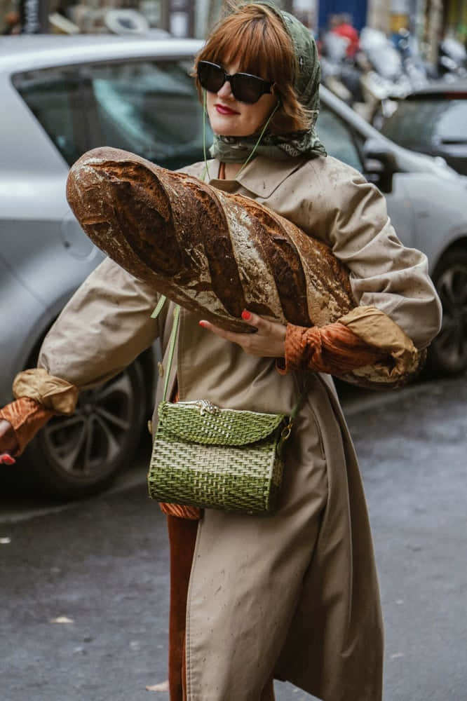 Améliepichard Con Una Baguette Grande. Fondo de pantalla
