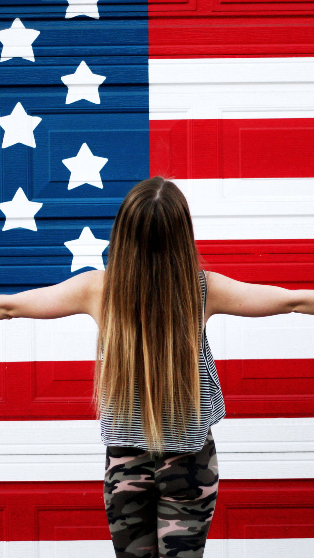 Mädchenvor Der Amerikanischen Flagge Auf Dem Iphone. Wallpaper