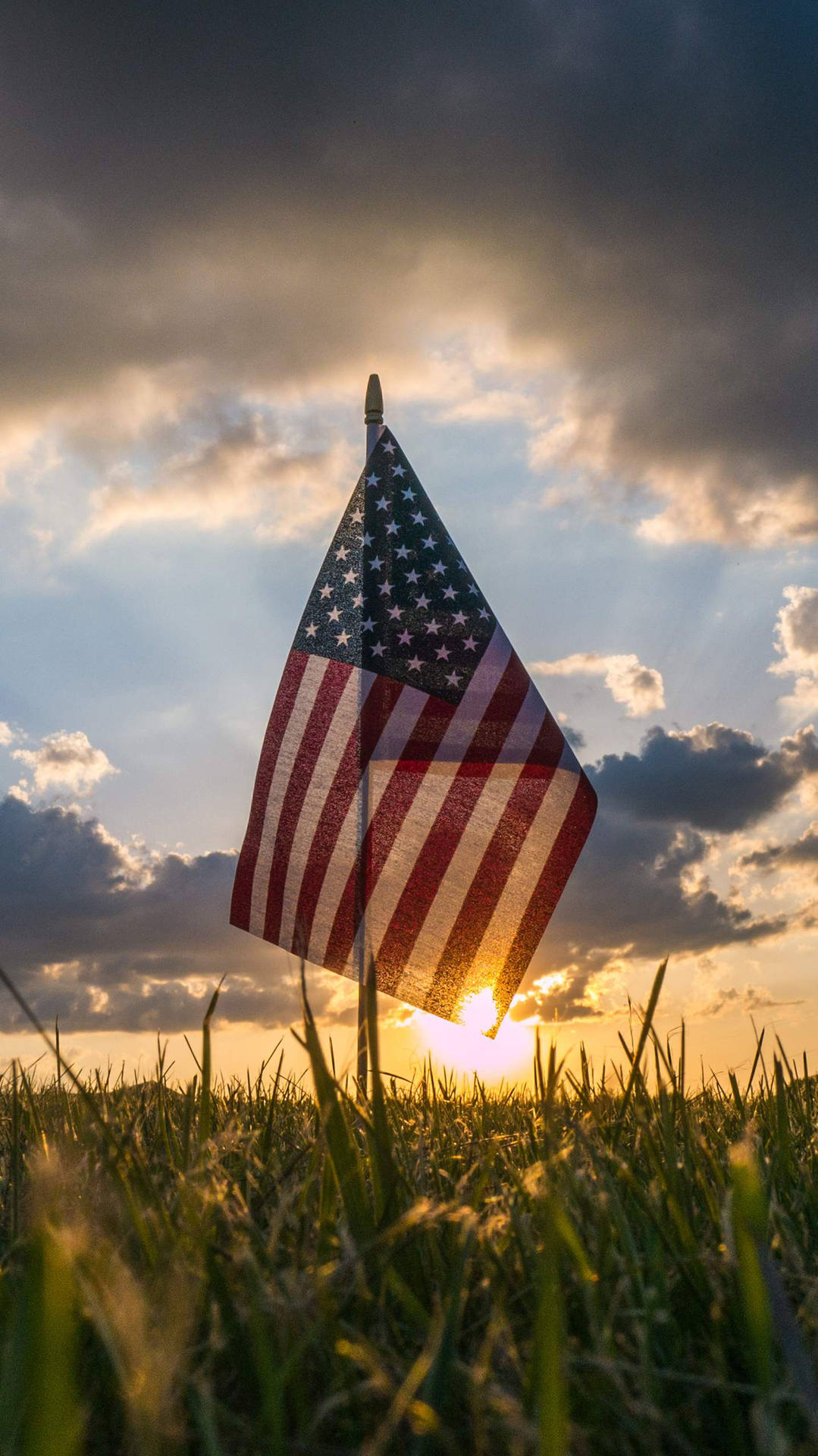 Sonnenuntergangshimmelhinter Der Amerikanischen Flagge Iphone Wallpaper
