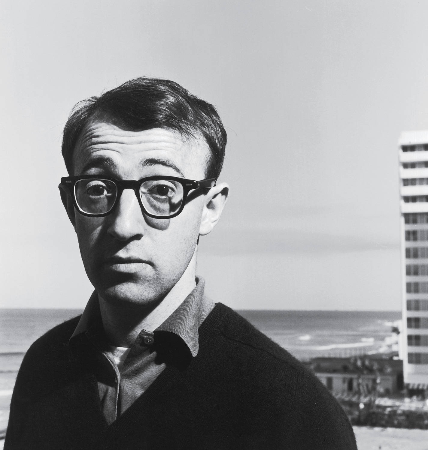 Retratoen Escala De Grises Del Actor Y Cineasta Estadounidense Woody Allen. Fondo de pantalla