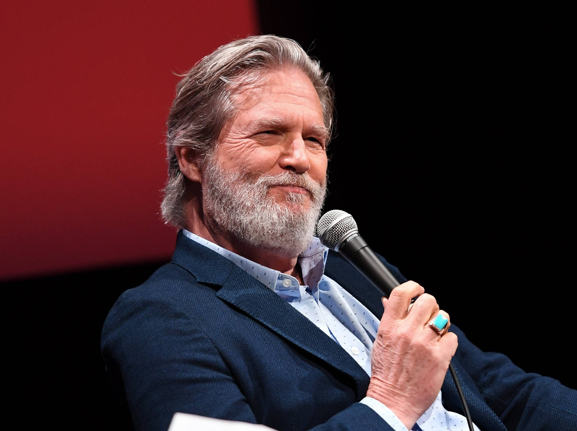 Prominent Actor Jeff Bridges Engaged in an Interview Wallpaper