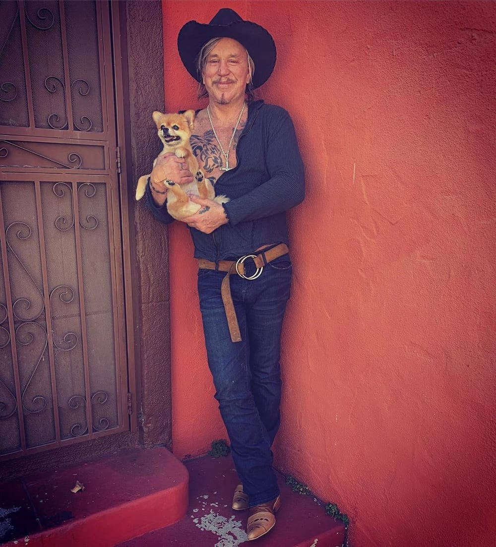 Amerikansk skuespiller Mickey Rourke med hunden Ruby på sin arm Wallpaper