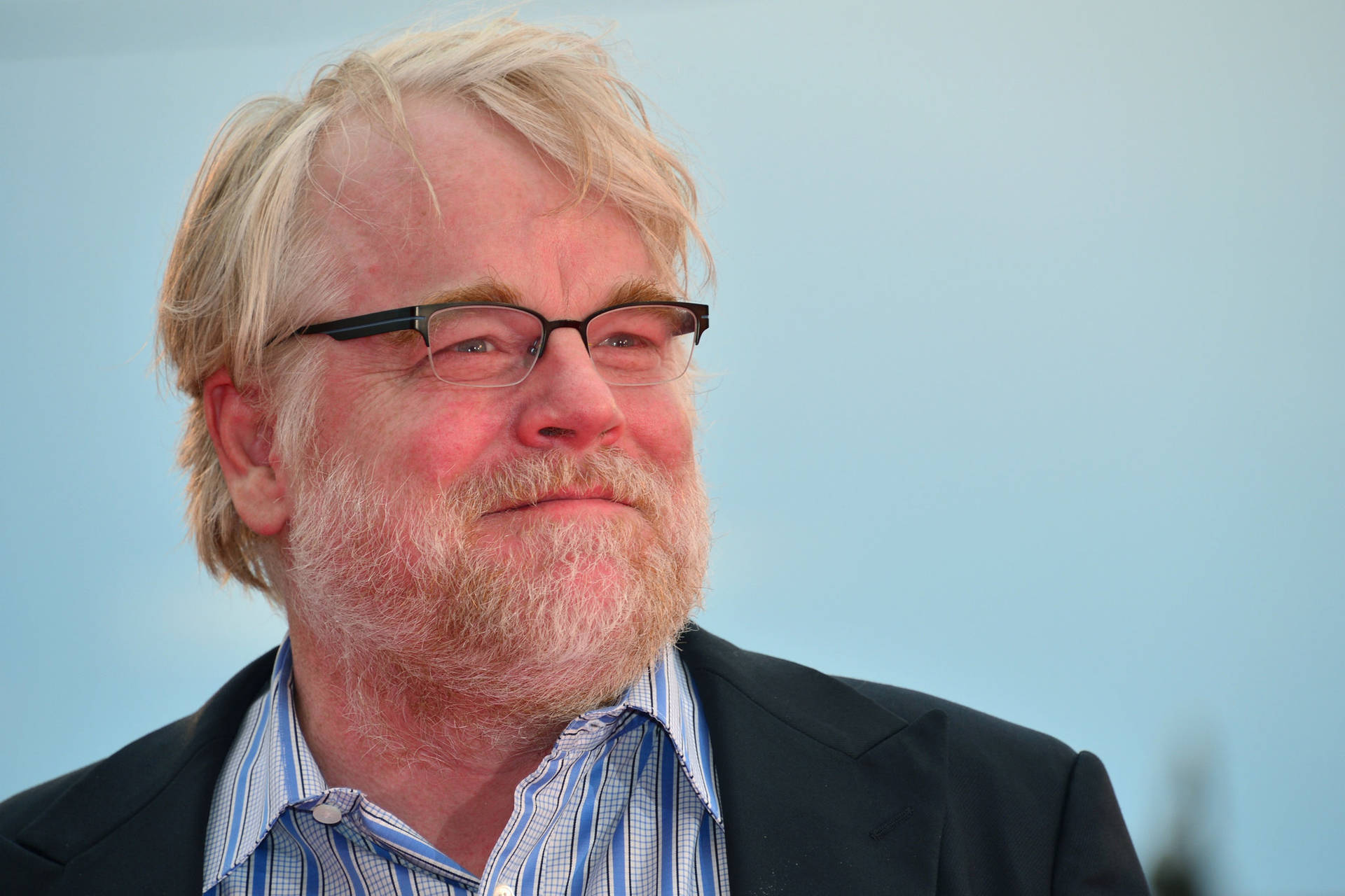 Philip Seymour Hoffman in a Candid Moment Wallpaper