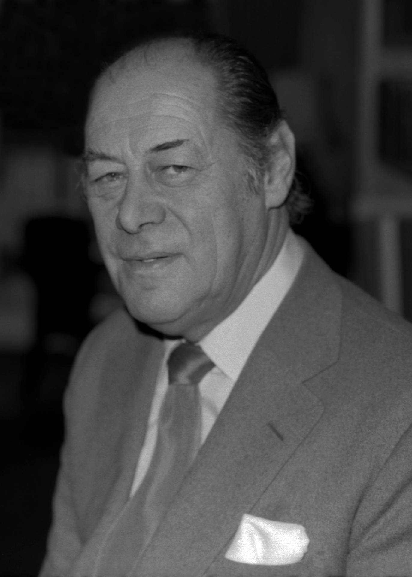 Actorestadounidense Rex Harrison En Traje Gris. Fondo de pantalla
