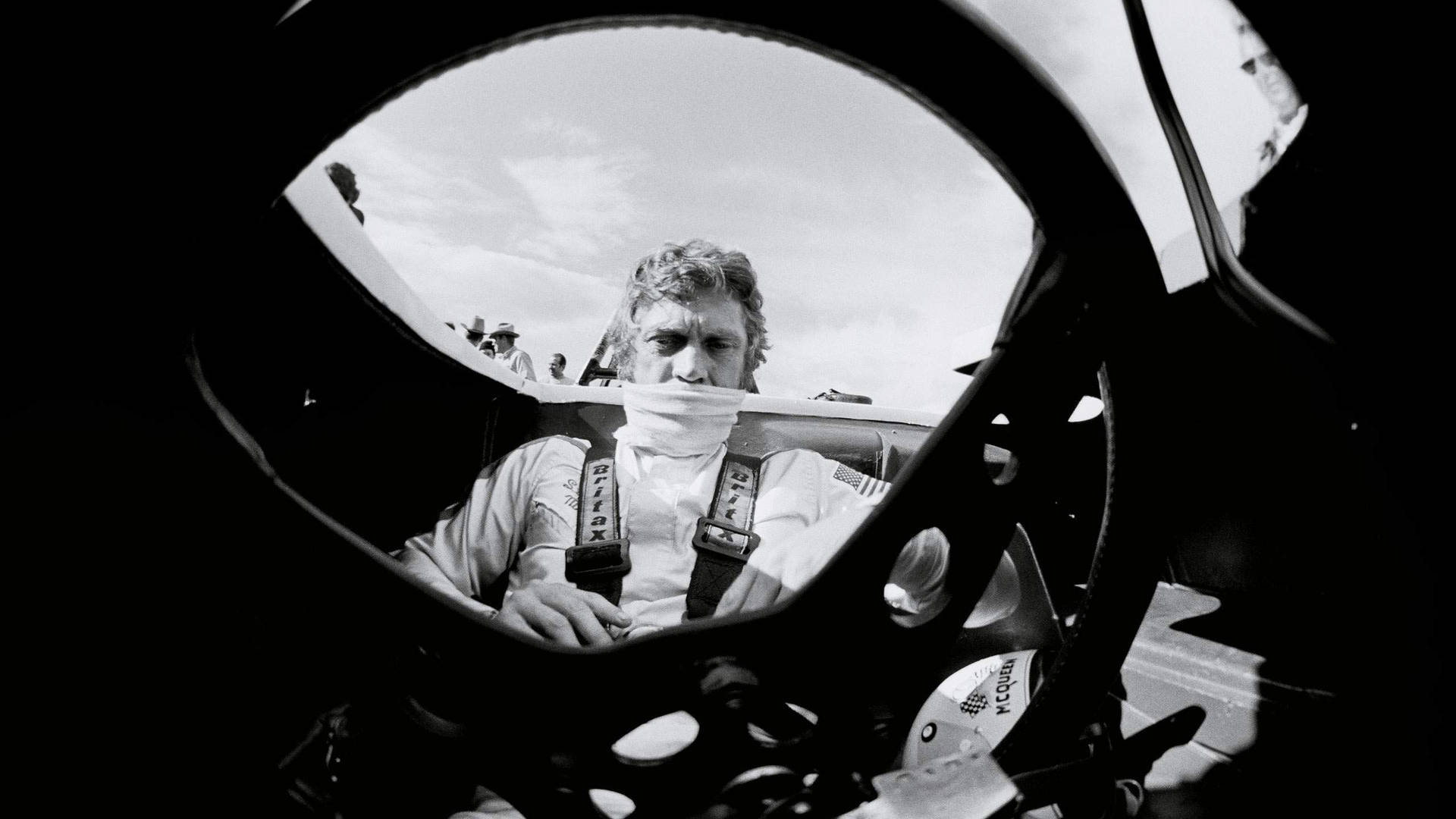 Amerikansk skuespiller Steve McQueen I The Man And Le Mans Wallpaper
