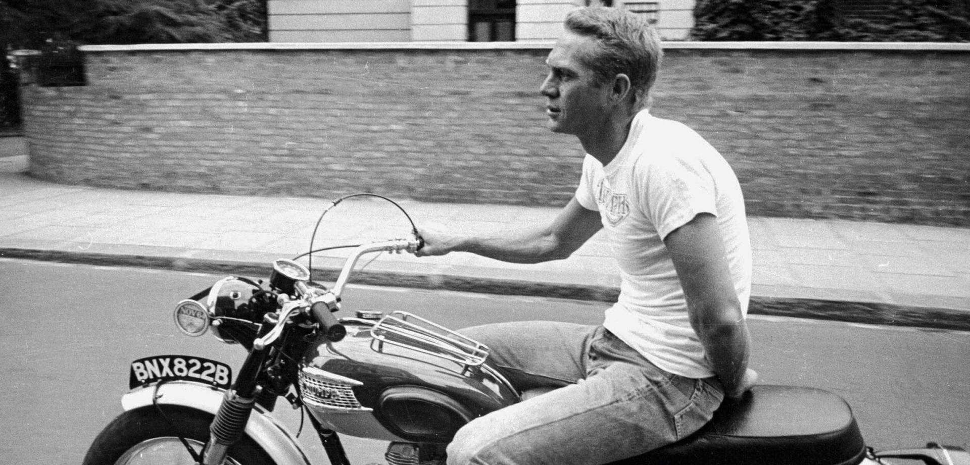 Amerikansk skuespiller Steve McQueen Triumph Motorcykel Portræt Tapet Wallpaper