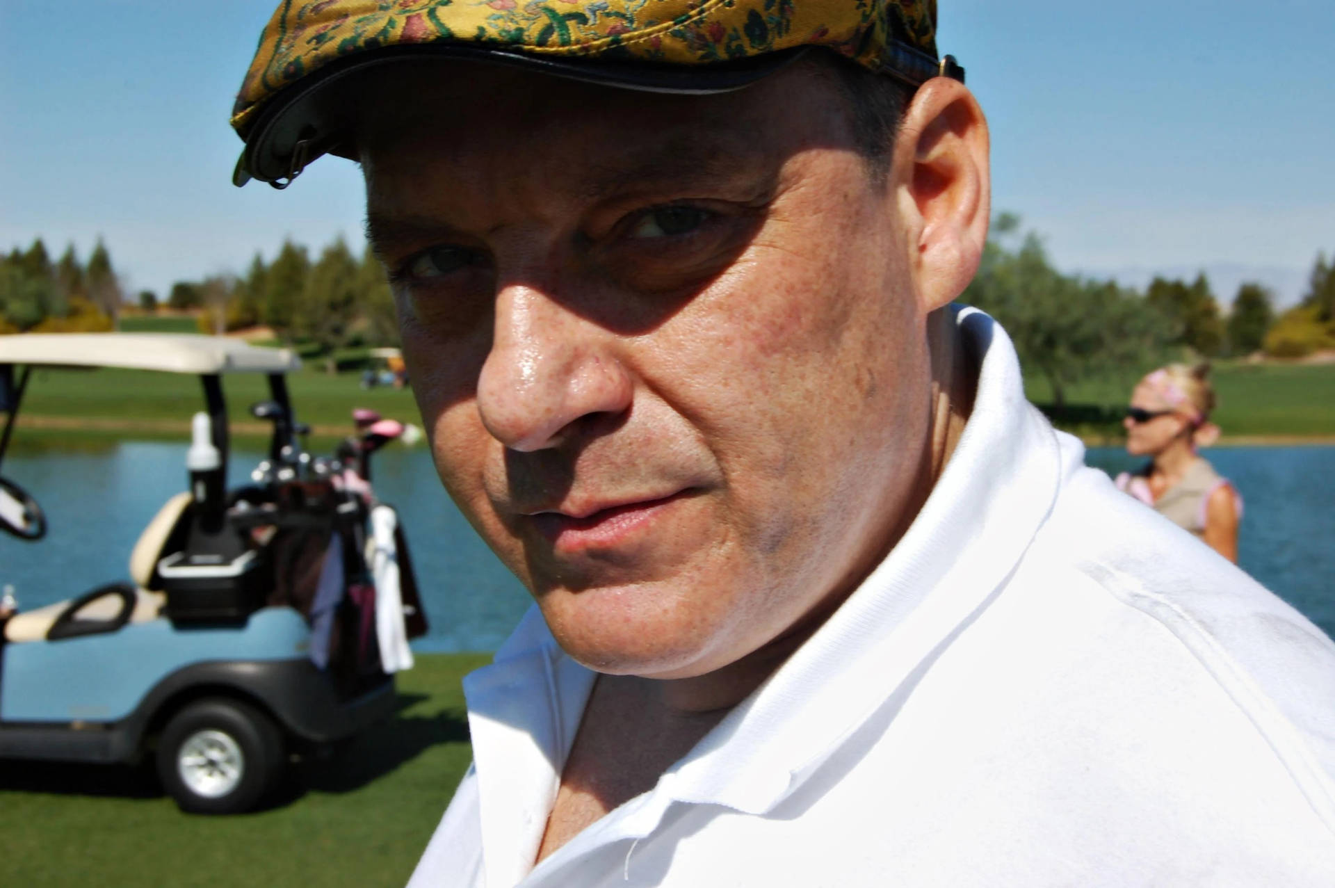 Amerikanskaskådespelaren Tom Sizemore På Golfbanan. Wallpaper