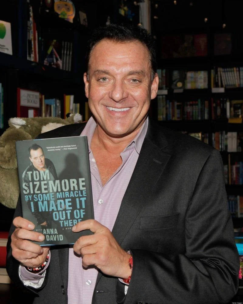 American Actor Tom Sizemore Book Signing Wallpaper