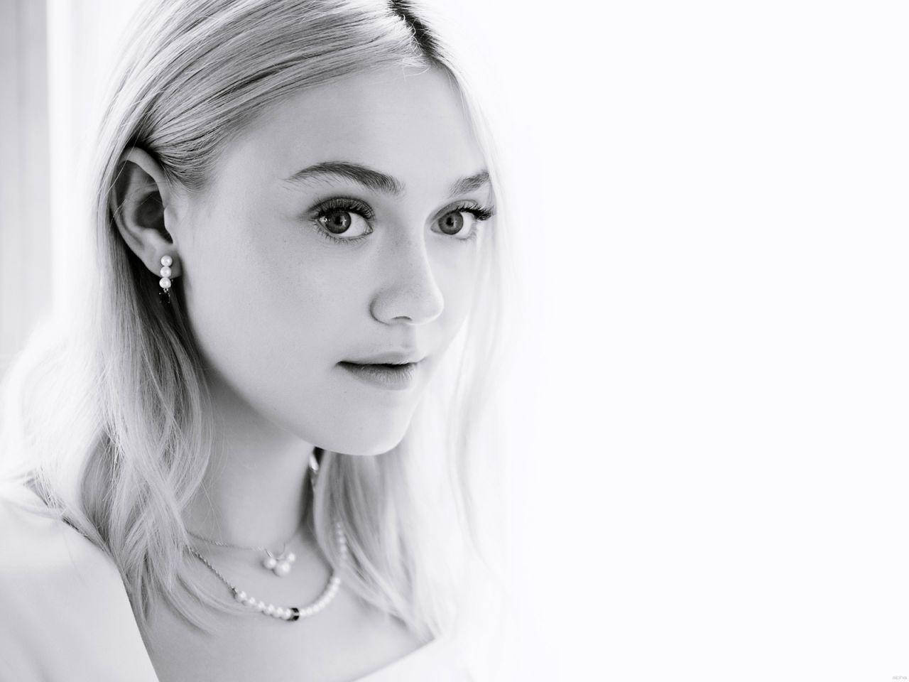 Amerikanischeschauspielerin Dakota Fanning In Schwarz Und Weiß Wallpaper