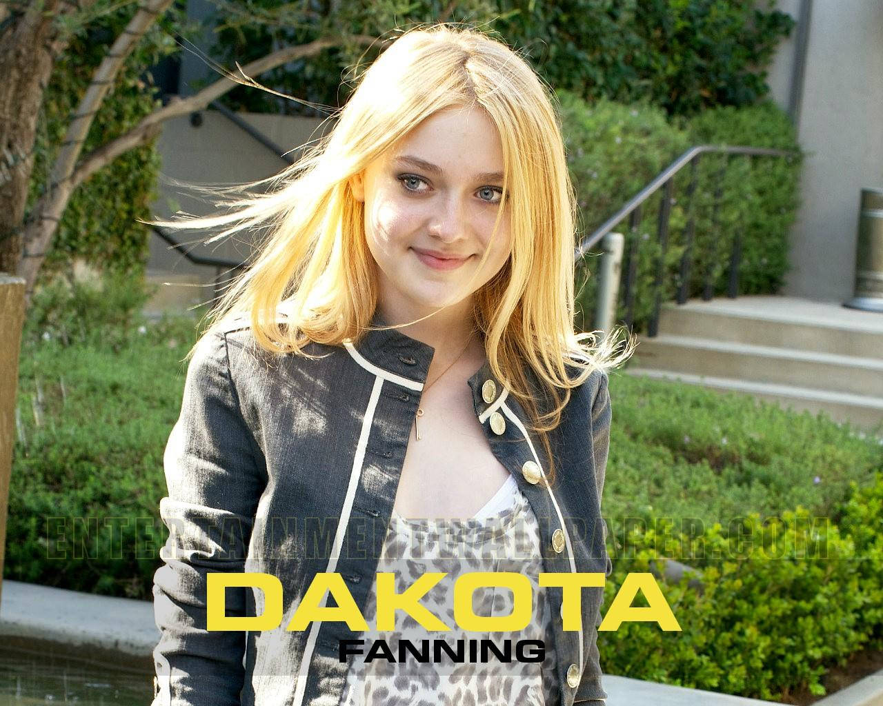 Amerikanischeschauspielerin Dakota Fanning Schwarze Jacke. Wallpaper