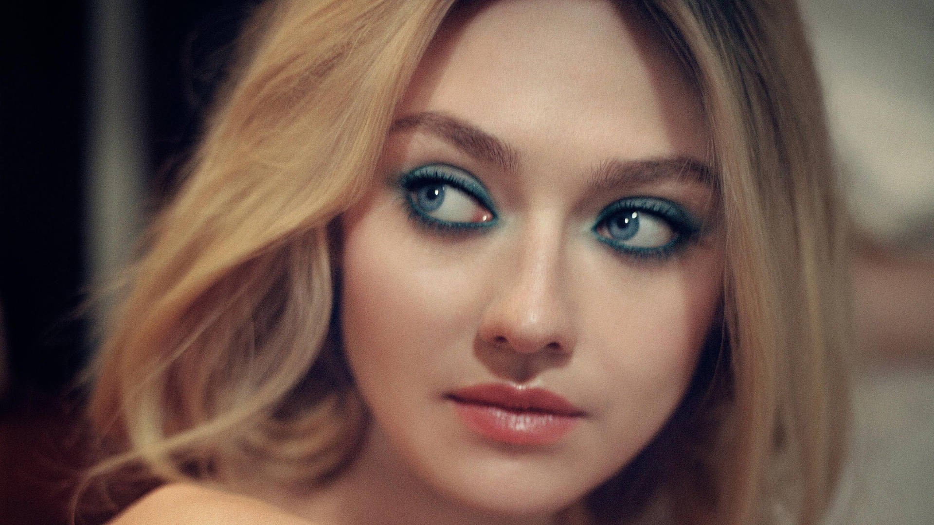 Amerikanischeschauspielerin Dakota Fanning Mit Rauchigem Augen-make-up Wallpaper