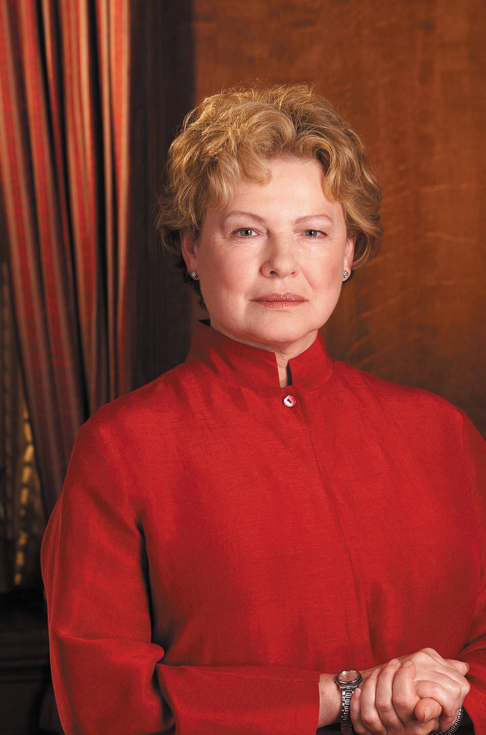 American Actress Dianne Wiest As Attorney Nora Lewin Wallpaper
