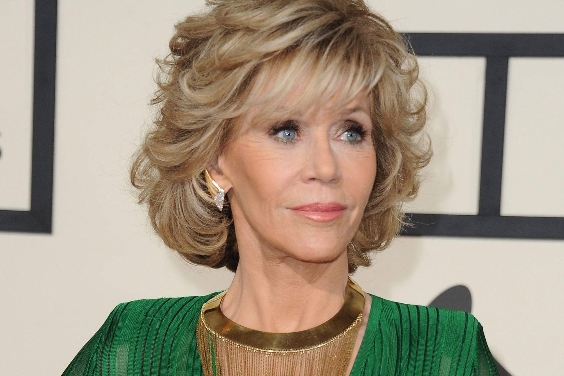 Amerikansk skuespillerinde Jane Fonda med blondt hår hængende omkring hvid baggrund. Wallpaper