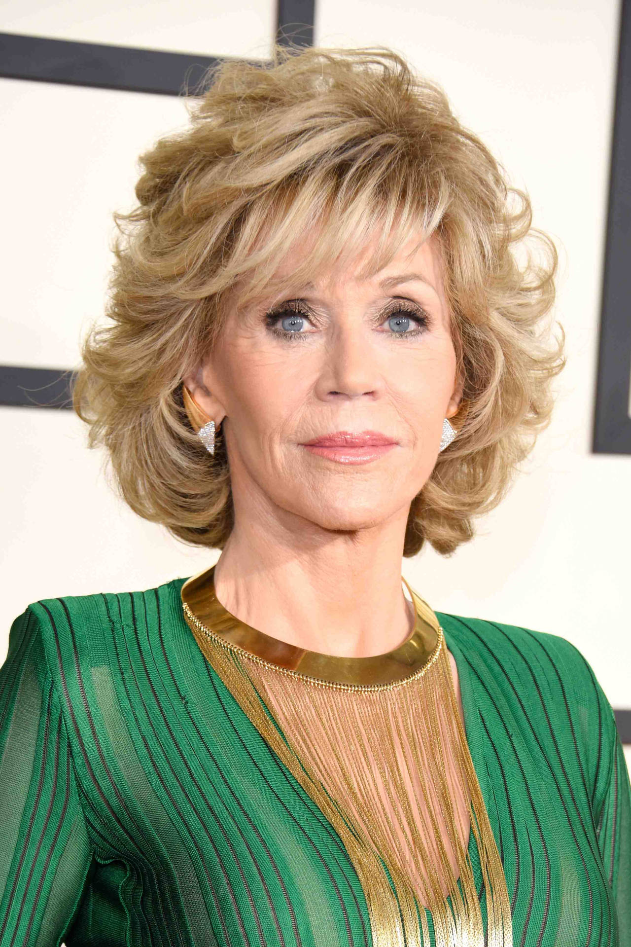 L'attriceamericana Jane Fonda In Una Maglia Verde E Dorata. Sfondo