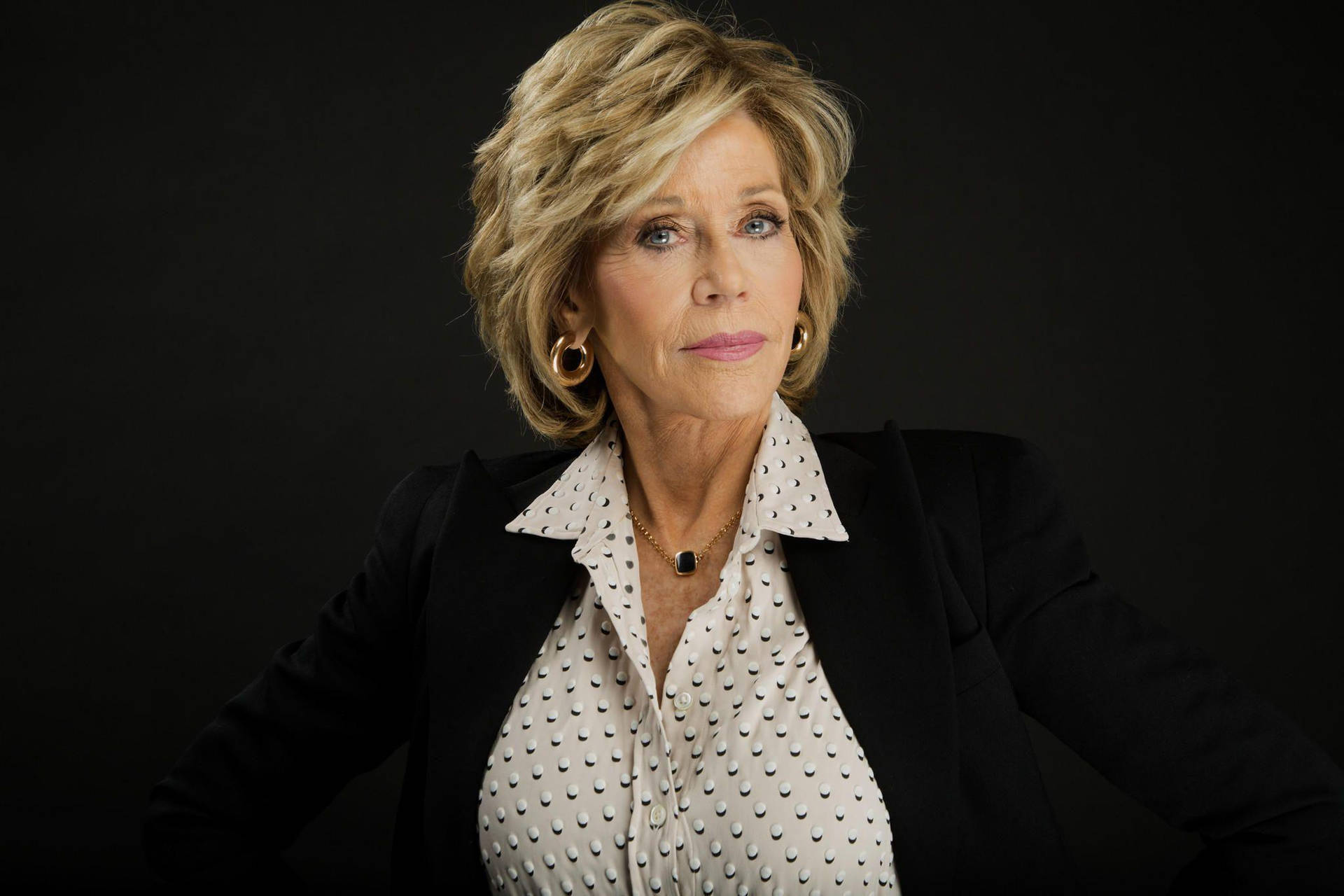 Actrizestadounidense Jane Fonda En Un Fondo Negro. Fondo de pantalla
