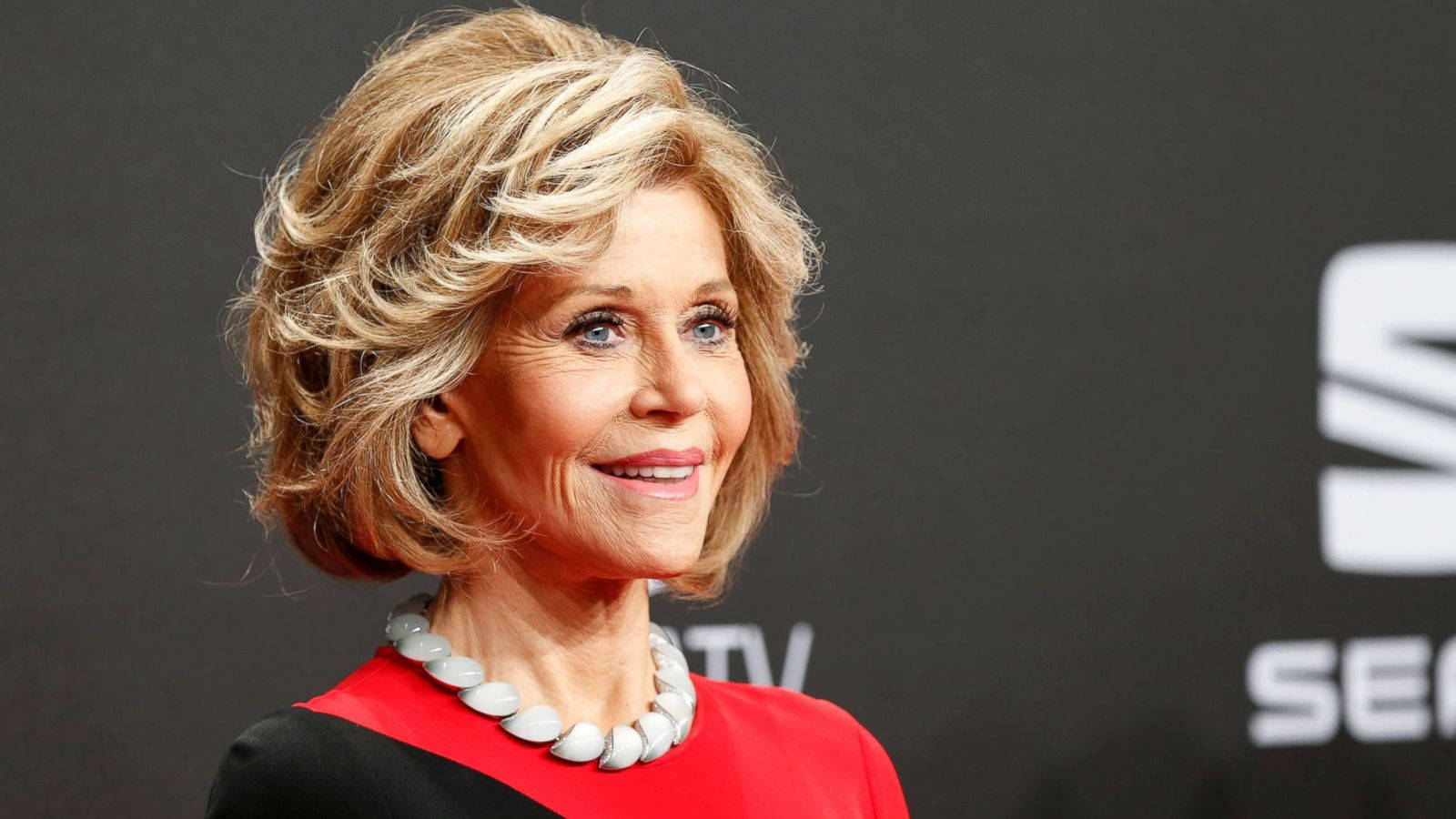 Actrizestadounidense Jane Fonda Con Un Elegante Collar Fondo de pantalla