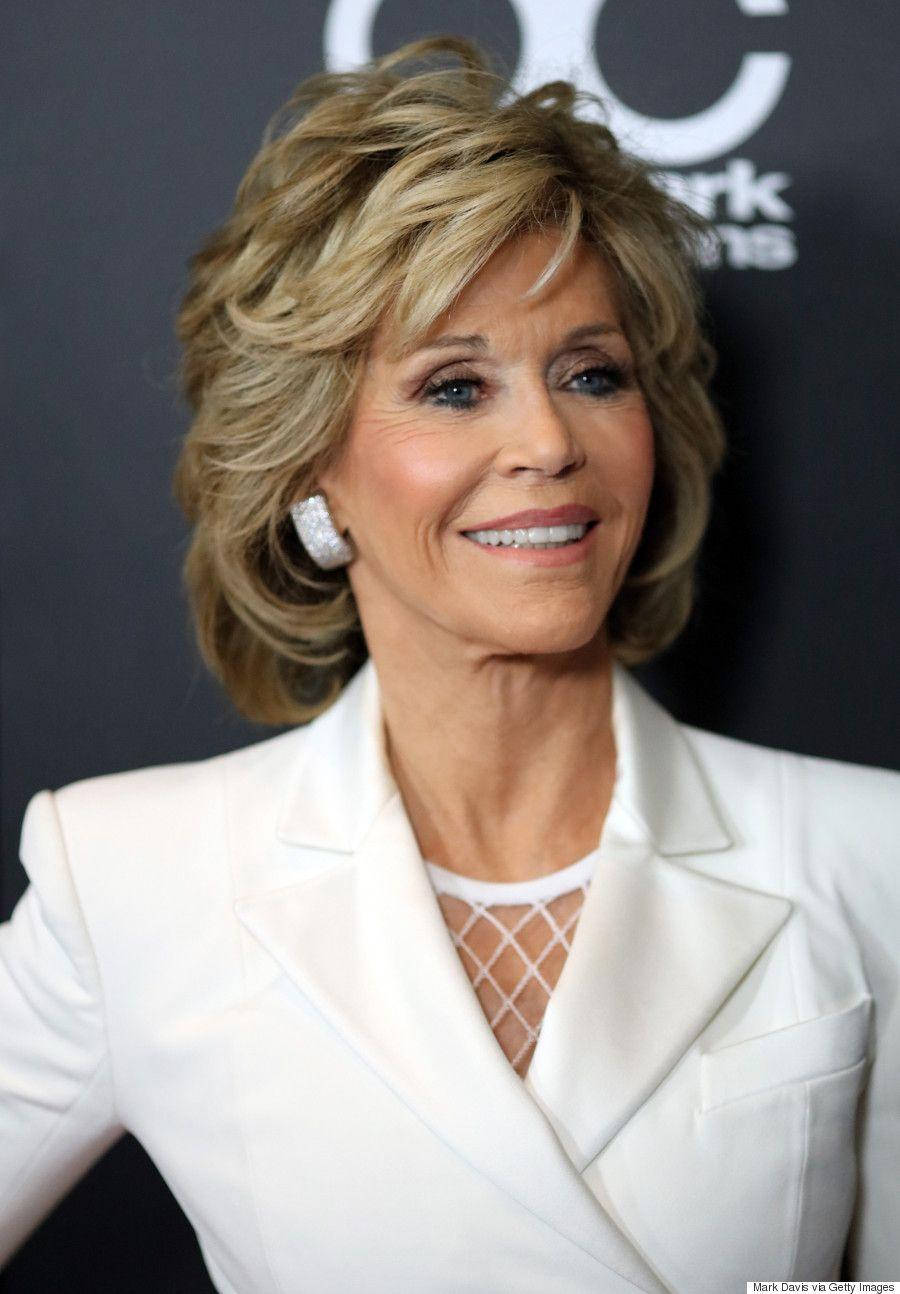 Actrizestadounidense Jane Fonda En Traje Blanco. Fondo de pantalla