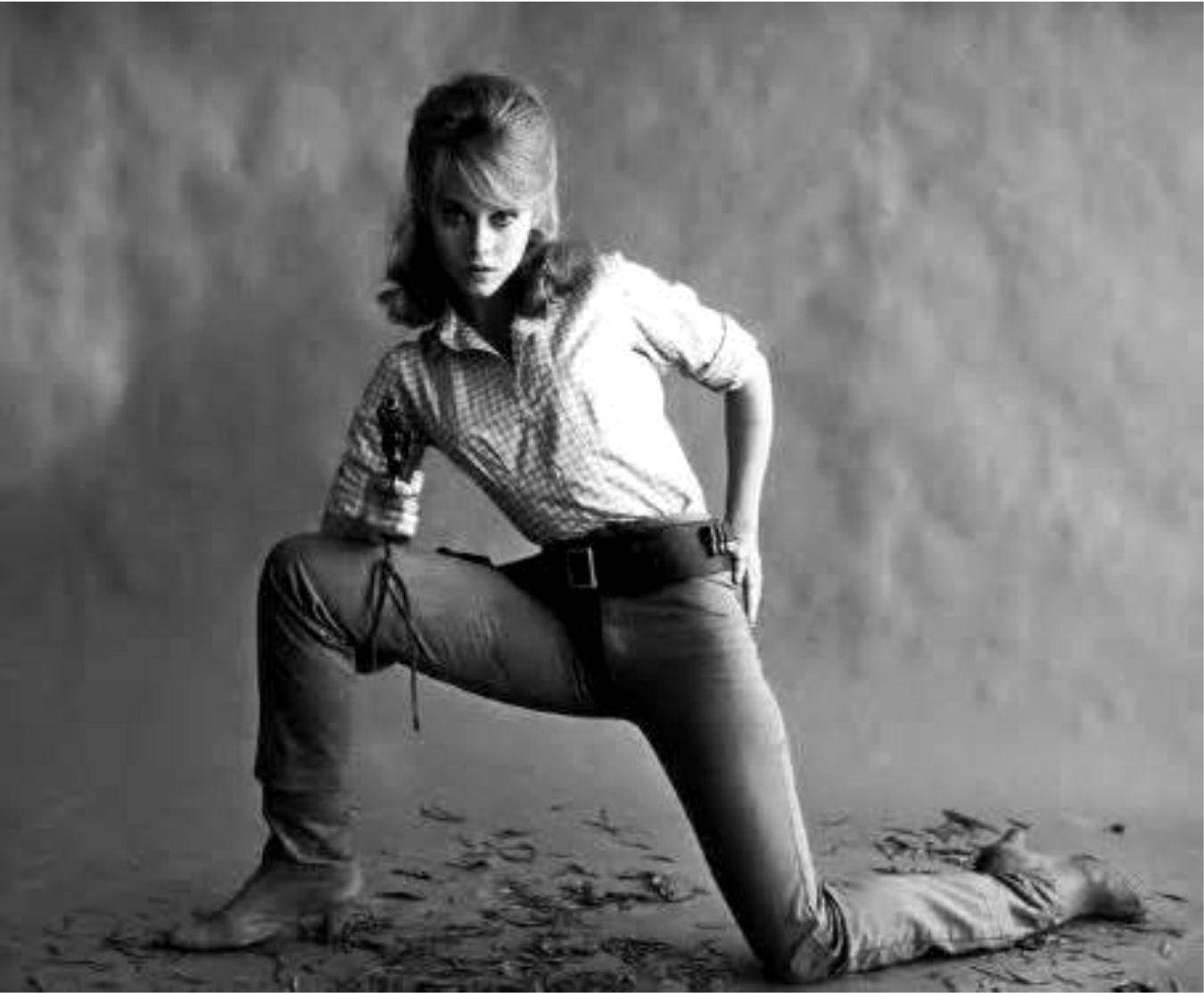 Attriceamericana Jane Fonda Che Modella In Monocromo Sfondo