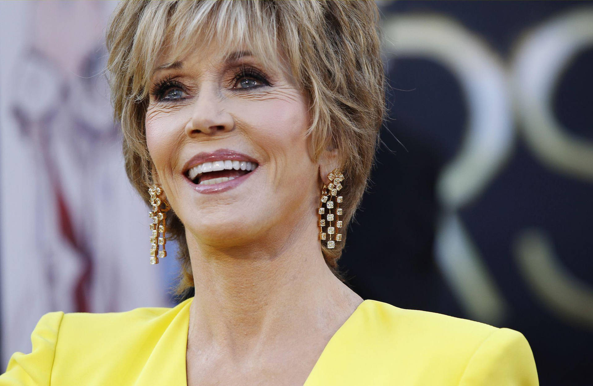 Attriceamericana Jane Fonda Indossa Degli Orecchini D'oro Sfondo