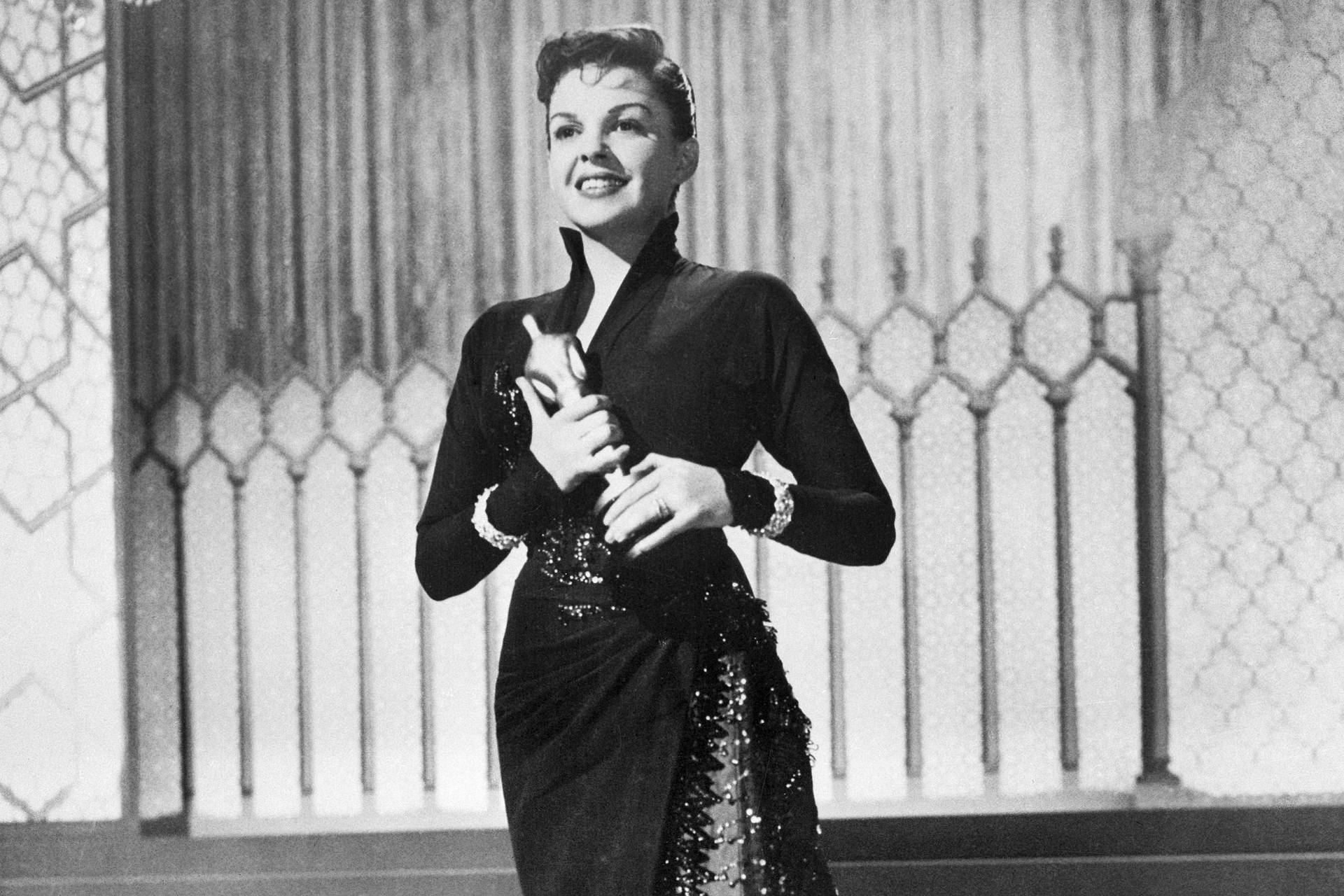 Amerikanischeschauspielerin Judy Garland Mit Dem Oscar-trophäe. Wallpaper
